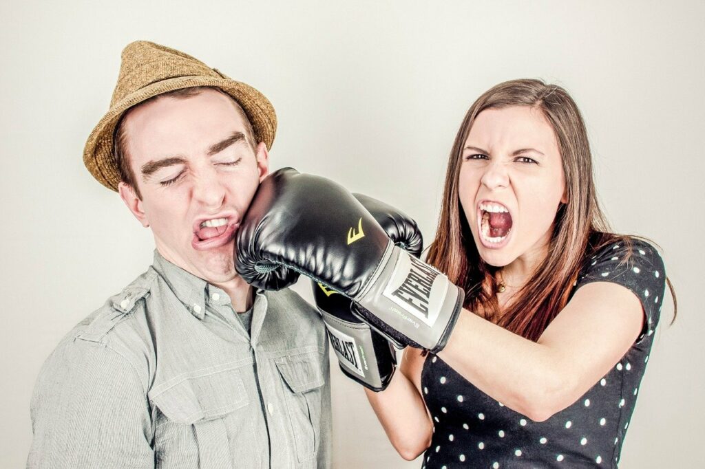 Streit in der Beziehung wegen Kleinigkeiten Boxhandschuh Frau Mann schlagen