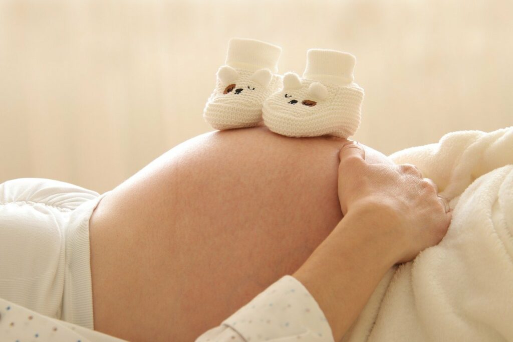 Schwanger Bauch Babyschuhe wann Familie von Schwangerschaft berichten