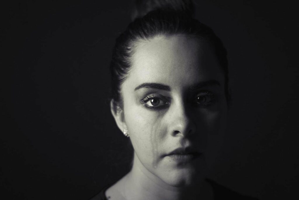 Frau traurig weinen Traumatische Geburt verarbeiten Geburtstrauma Erfahrungen überwinden