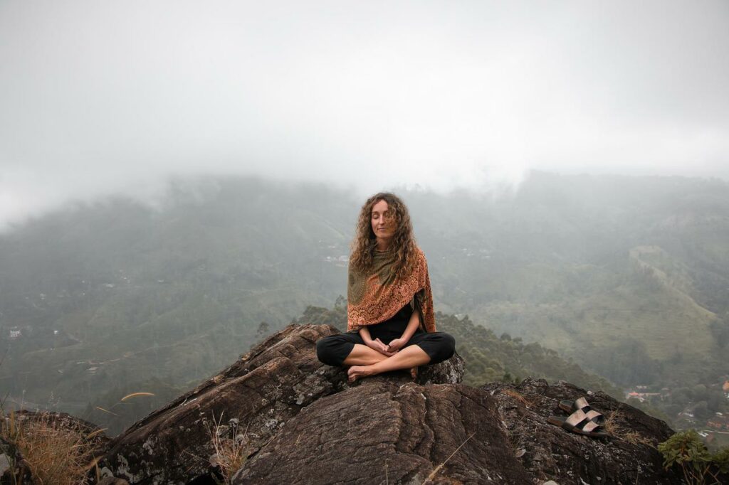 Frau meditiert in der Natur Wie kann ich spirituell erwachen