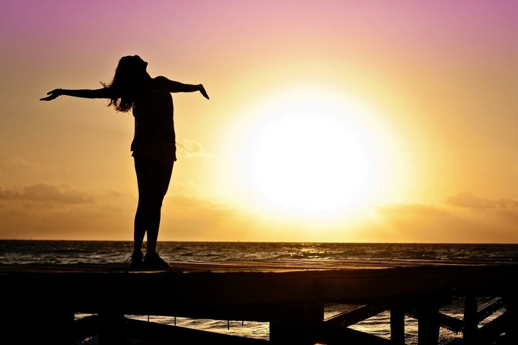 Frau Sonnenaufgang glücklich Ego auflösen Eine bessere Art zu leben