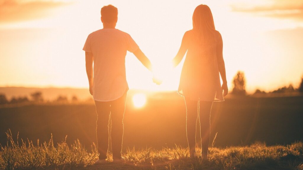 Menschen Hände halten Sonnenuntergang Seelenfrieden durch Beziehungen finden So klappt es