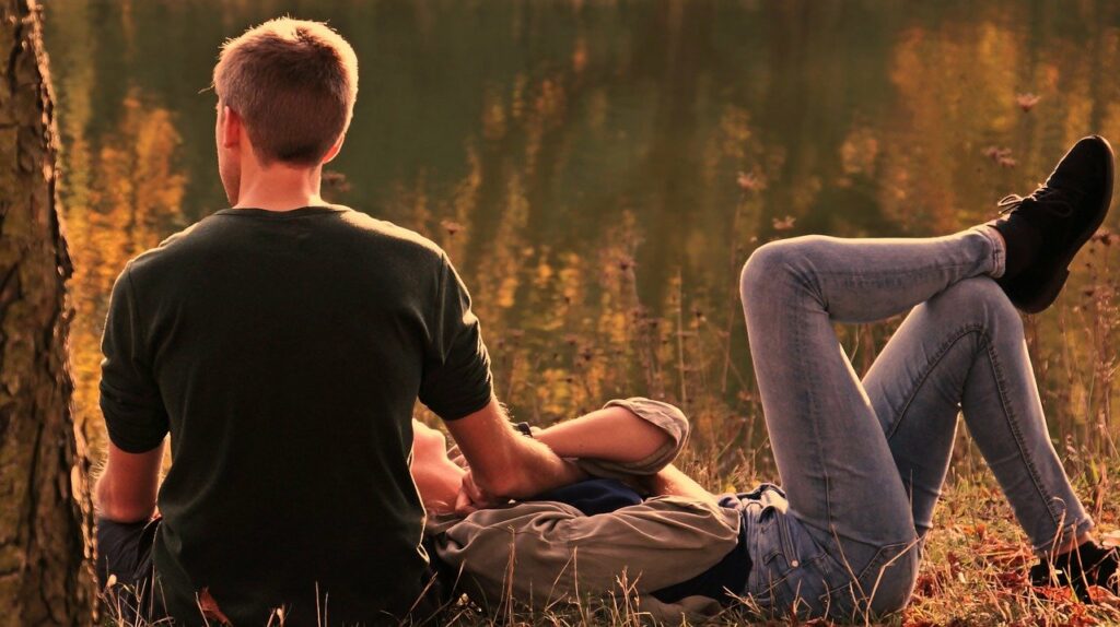 Paar sitzt am See und denkt nach Ist das menschliche Leben vorherbestimmt