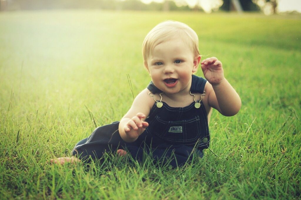kleiner Junge auf grüner Wiese Töpfchentraining fürs Baby So gelingt es