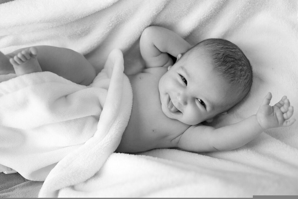 Baby glücklich frech lächeln Was ist ein Geschenkset für Babys