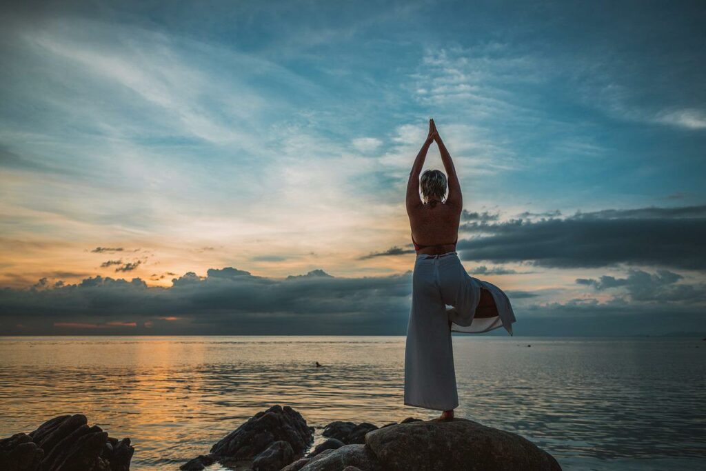 Frau Yoga Reflexionen, wie man mit Güte, Heiterkeit und mehr vorankommt
