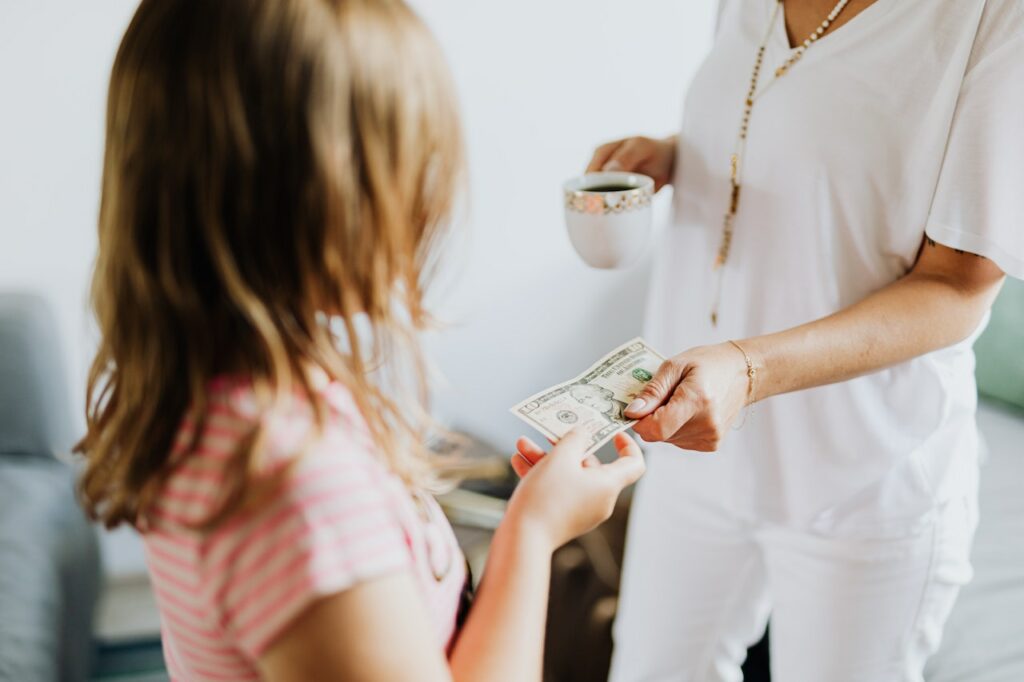Kind Geld Geldschein Kindern den Umgang mit Geld beibringen Unsere Tipps