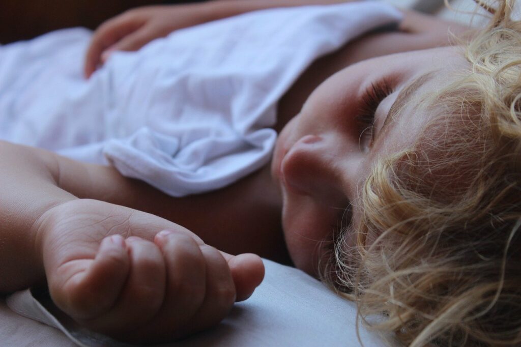 Kind schlafen Kinderzimmer Tipps für ein sicheres Kinderbett