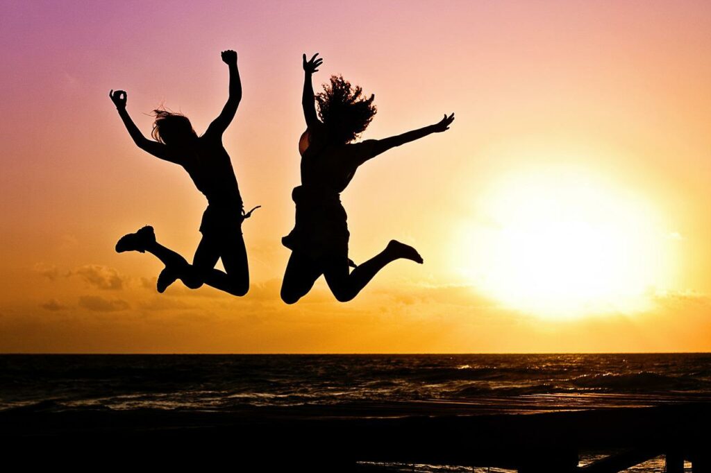 zwei glückliche Frauen Wie kann man Stagnation überwinden und Erfolge erzielen