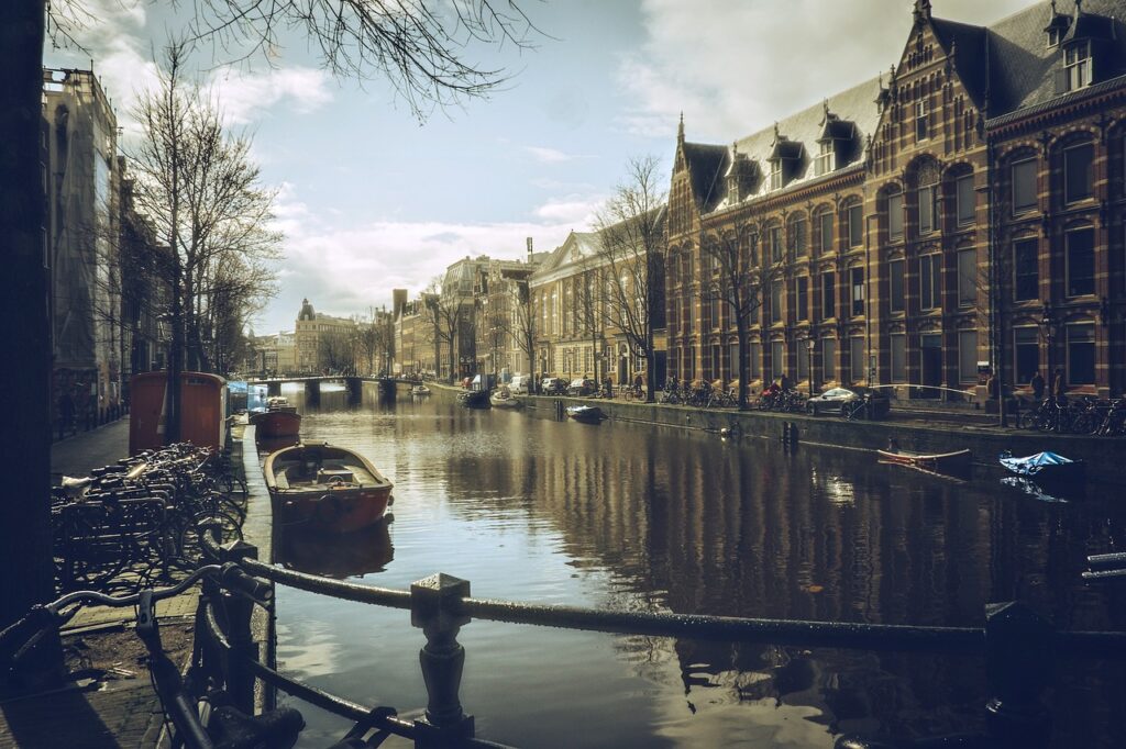 Amsterdam ist eine wunderschöne Stadt, die Sie mit Ihrer Familie mit dem Fahrrad, zu Fuß oder auf einer Grachtenfahrt erkunden können.