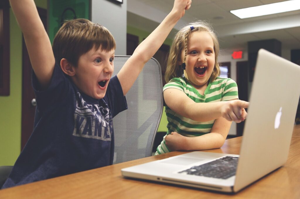 Kinder Spaß Laptop Wie Sie Ihr Kind schützen können Tipps für Eltern Im Zeitalter der modernen Technologie ist es wichtig, über die Aktivitäten der Kinder im Internet auf dem Laufenden zu bleiben.