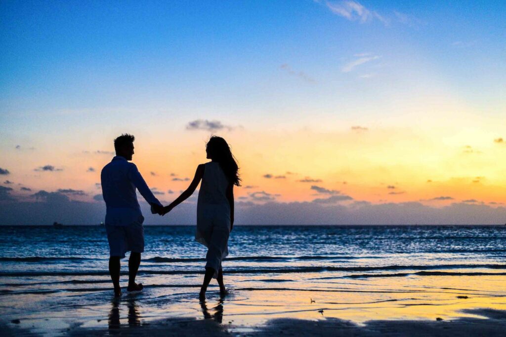 Paar am Strand Sonnenuntergang Ex Freundin hat neuen Freund Wie damit umgehen