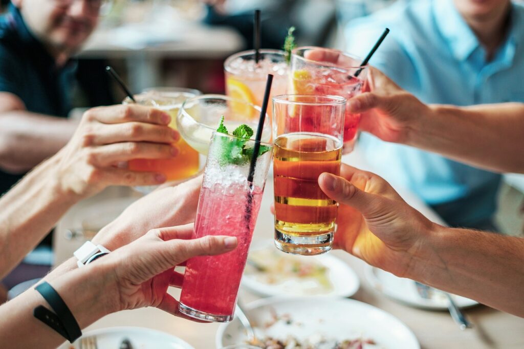 Drinks Getränke Feier anstossen Beliebte Rezepte für alkoholfreie Gin-Cocktails