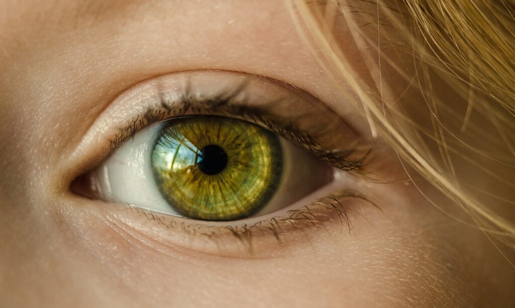 Frau blond grüne Augen Nahaufnahme Grüne Augen Spirituelle Bedeutung erklärt!