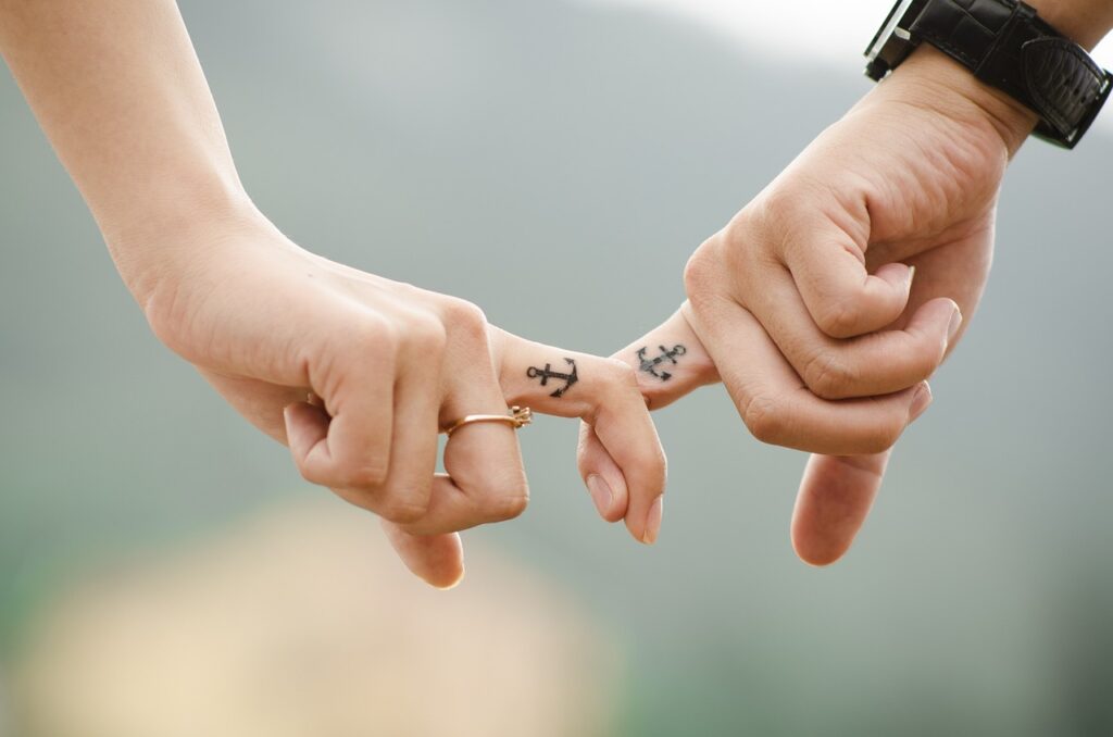Paar Anker Hand in Hand Liebesleben in langjähriger Beziehung aufrecht erhalten