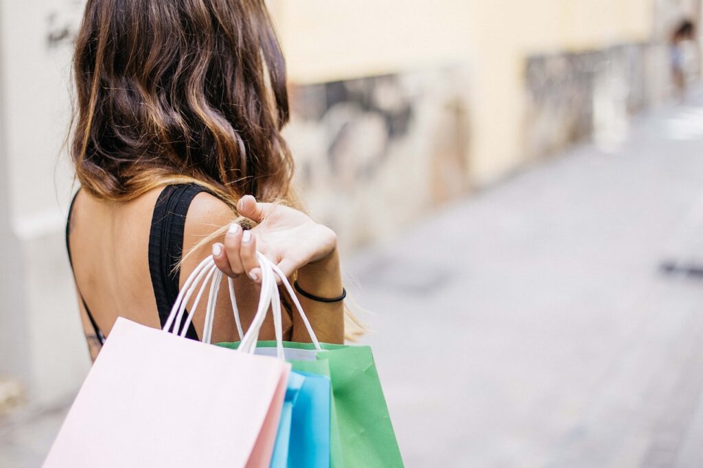 Frau Einkaufstaschen Shopping Nachhaltig einkaufen leicht gemacht Unsere Tipps!