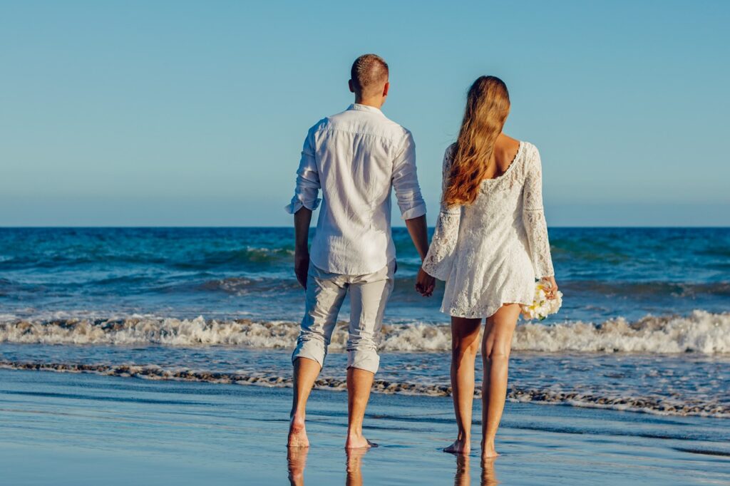 Paar am Strand Hand in Hand Wie Ex nach Treffen fragen