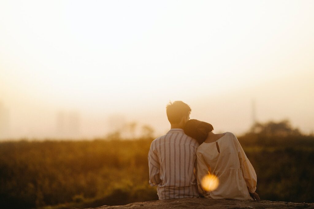 Paar im Sonnenuntergang nachdenklich Trennung trotz Kontakt verarbeiten – Wie mache ich das
