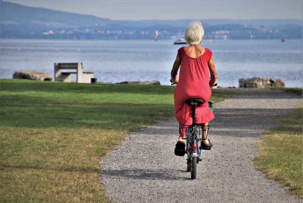 alte Dame beim Radfahren Welches Fahrrad ist am besten bei Rückenproblemen