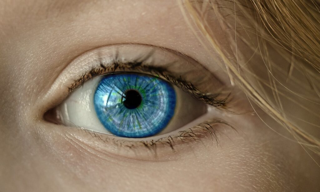 blaue Augen Iris Nahaufnahme Blaue Augen Welche spirituelle Bedeutung haben sie