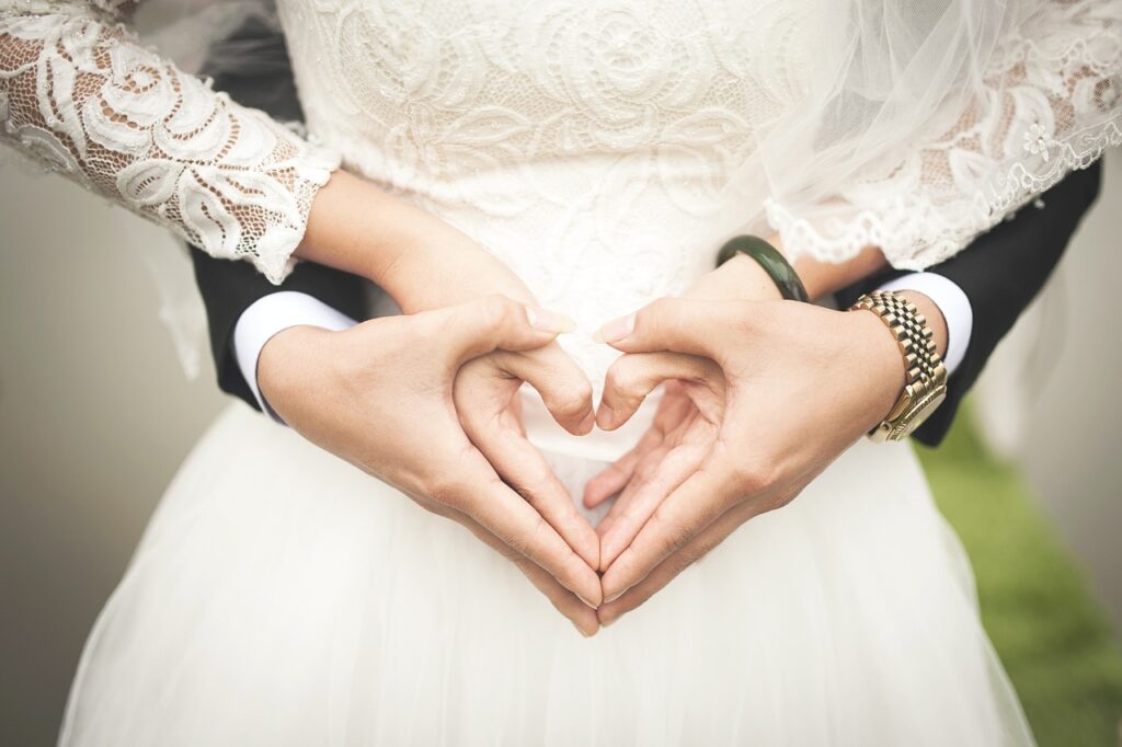 Ehepaar Hand in Hand Der richtige Partner zum Heiraten – Welche Anzeichen sprechen für das Ja-Wort