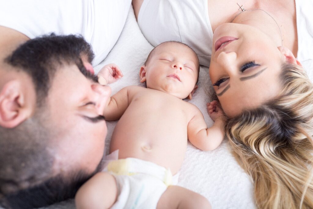 Familie Baby Bett Neuanfänge Wie eine Schwangerschaft und Geburt eine Partnerschaft verändern