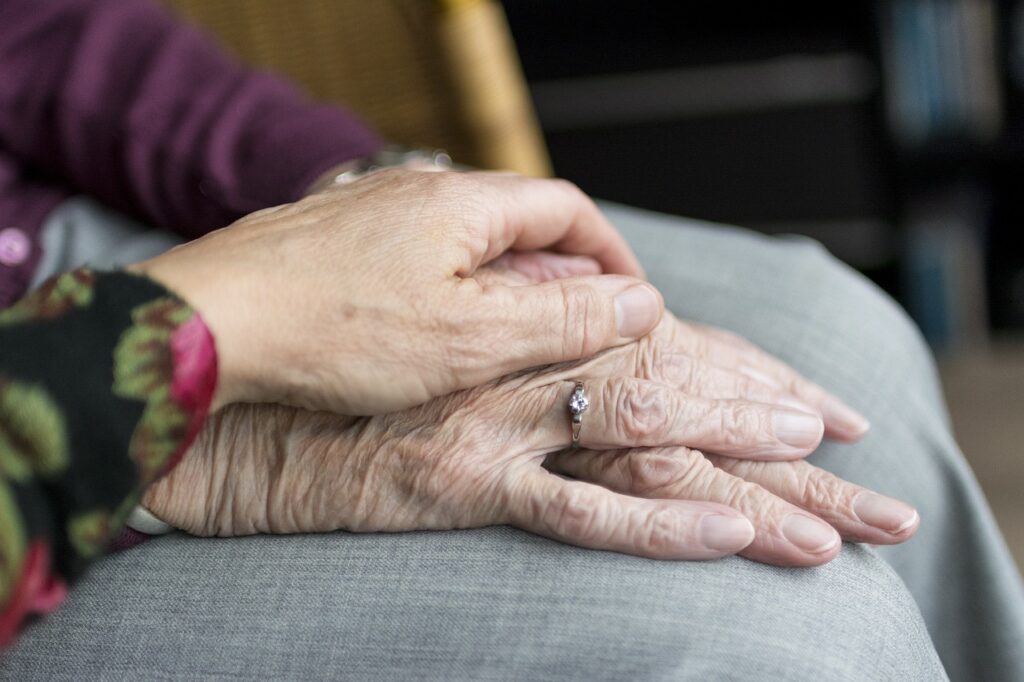 Hand Senioren Pflegeheim Altenpflege zu Hause Betreuung älterer Angehöriger