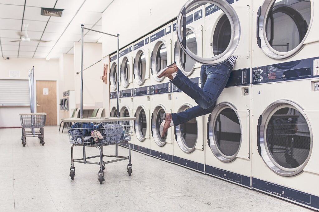 Mann Waschmaschine Wäsche waschen Das Wäschechaos zeitsparend meistern Clevere Tipps für Eltern