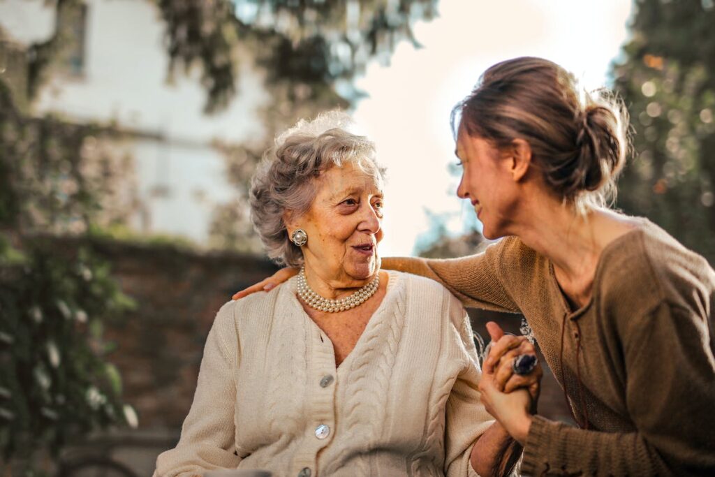 Großmutter und Tochter lachen Gespräch Mehrere Generationen unter einem Dach Bereicherung oder Geduldsprobe