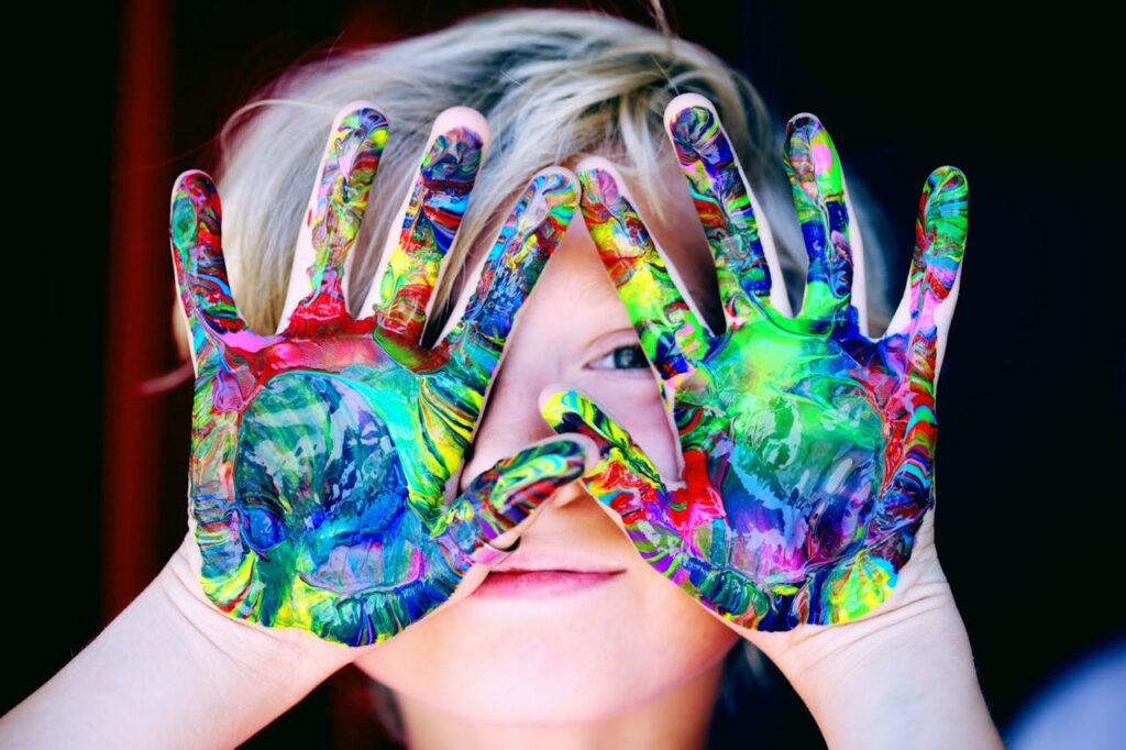 Kind Hände Farbe kreativ Kreative Kinderzimmer Platzsparende Ideen, die mitwachsen