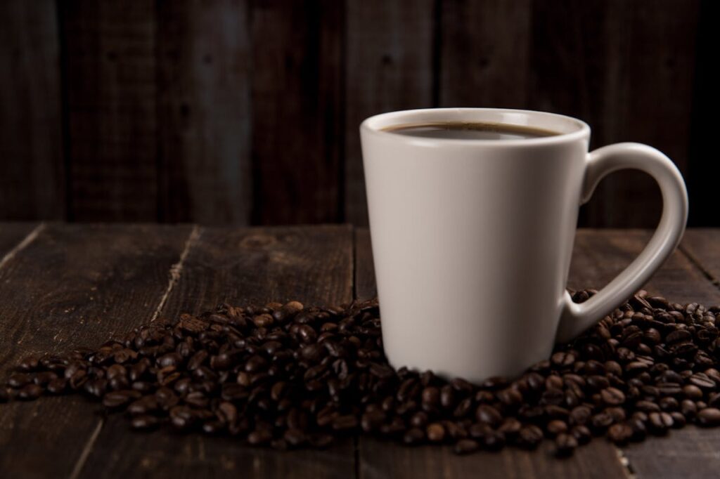 Kaffeebecher Tasse Bohnen Warum ein starker Kaffee bei der Familienorganisation helfen kann