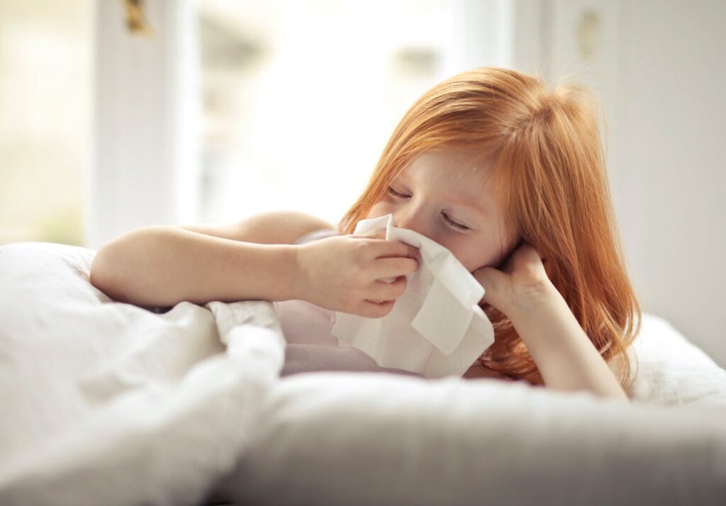 Kind krank Bett Schnupfen Schnelle Genesung bei schniefender Nase und Co. So behalten Eltern einen kühlen Kopf