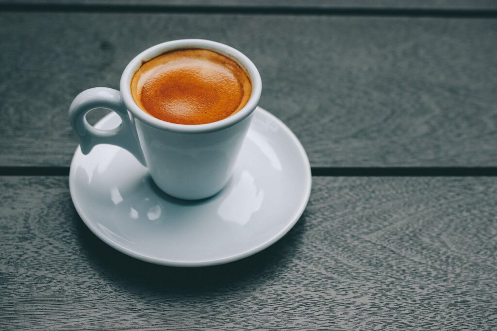 Tasse weiß Kaffee Gibt es einen Zusammenhang zwischen Kaffee und Angst