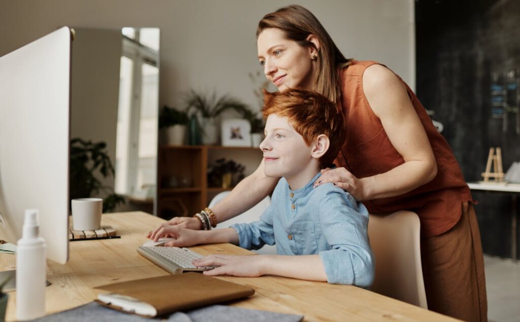 Mutter und Sohn am Schreibtisch Erziehung Gentle Parenting bedürfnisorientiert Vorteile und Nachteile