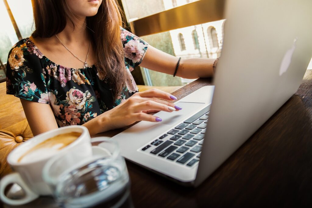 junge Frau arbeitet am Laptop Als Familienblogger Kooperationen und Sponsoren finden