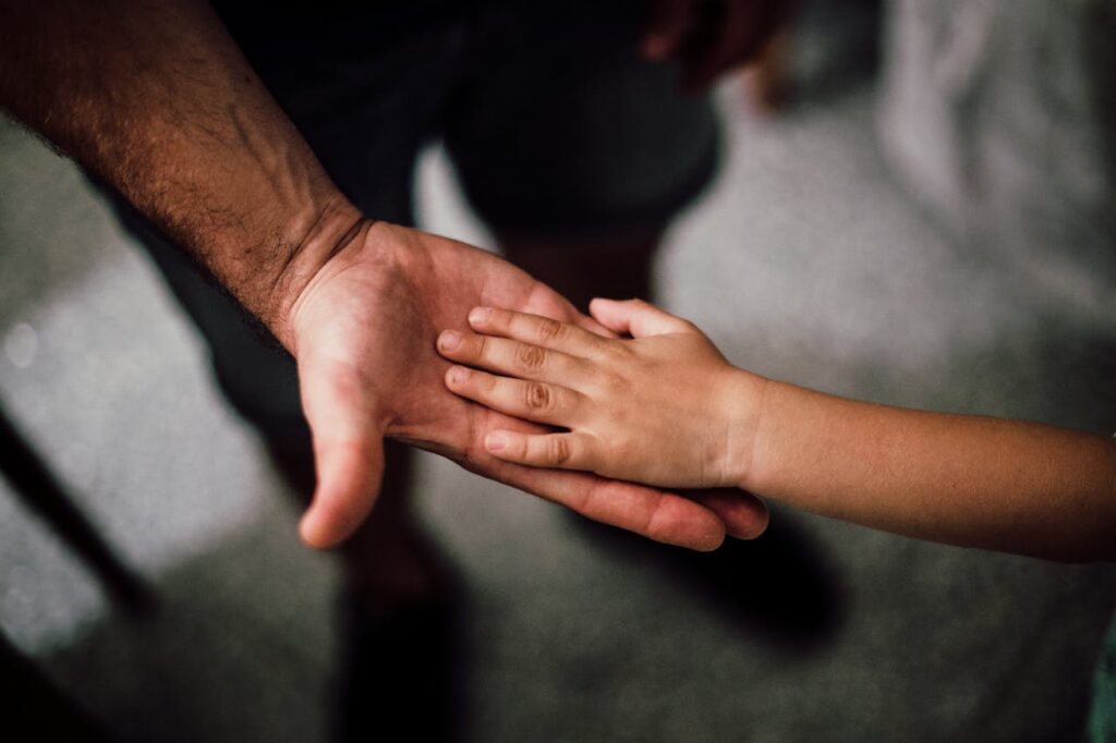 Vater Sohn Handschlag Von Chaos zu Klarheit So hilfst du deinem Kind mit mentaler Überlastung umzugehen