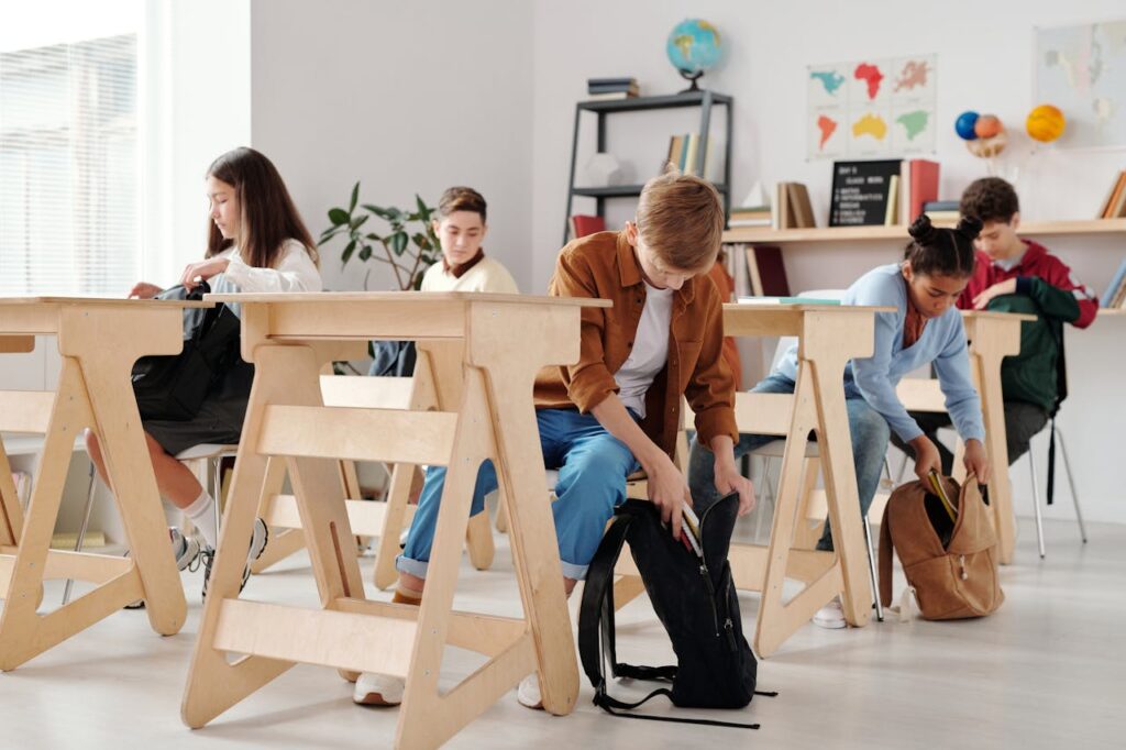 Schulklasse packt ein Unterricht Kind vergisst ständig den Schulranzen in der Schule – was tun