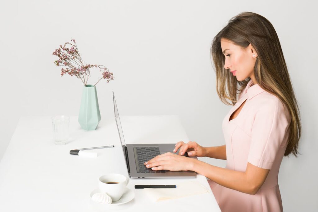 Frau Beauty Laptop Verborgene Trends und digitale Verwandlungen Was Beauty-Plattformen heute wirklich ausmachen