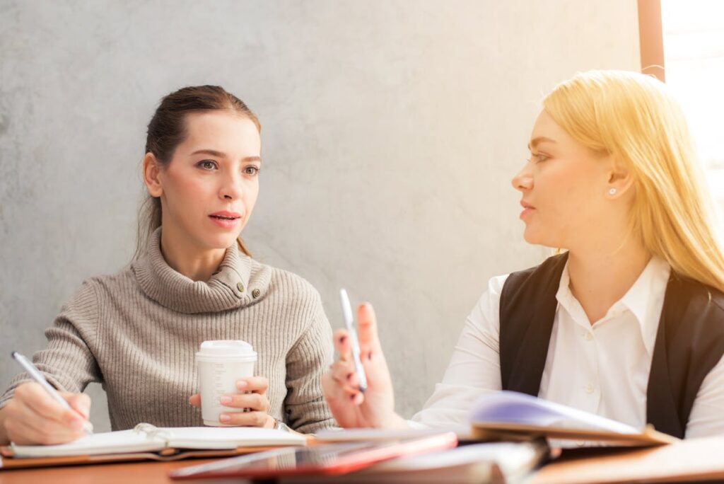 Frauen Homeoffice Besprechung Homeoffice und Familienalltag meistern