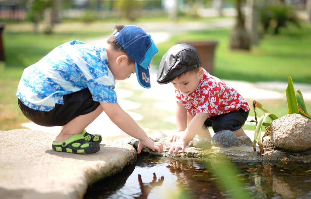 Kinder spielen im Garten Freizeitbeschäftigung Wie Kinder durch Herausforderungen wachsen