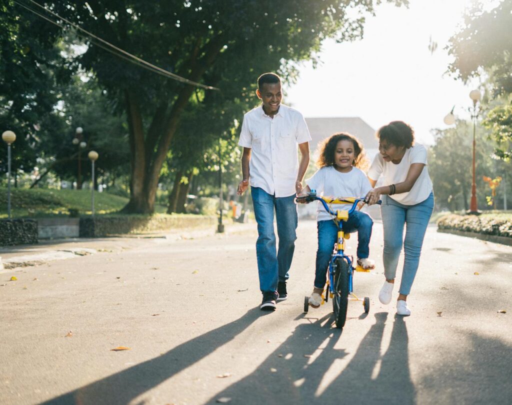 afroamerikanische Familie kulturelle Diversität Vater Mutter Tochter Wie plant man ein Familientreffen